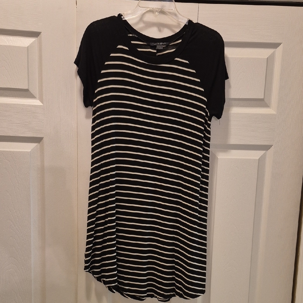 5th & Love Black and White Asymmetrical Short Sleeve Tee